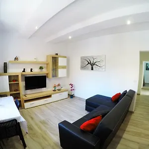 https://apartamentos-ainara.adeje-hotels.com